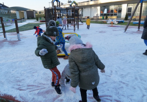 dzieci bawią się na placu zabaw